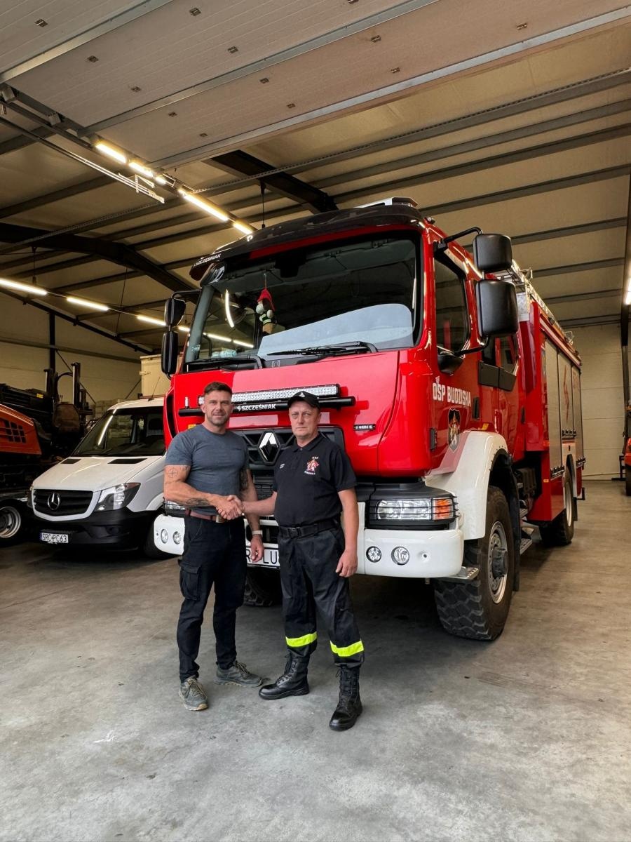 Zdjęcie w galerii na portalu naszraciborz.pl: Lokalne firmy z wielkim sercem - darmowa odnowa lakieru wozu strażackiego OSP Budziska wiadomości z regionu