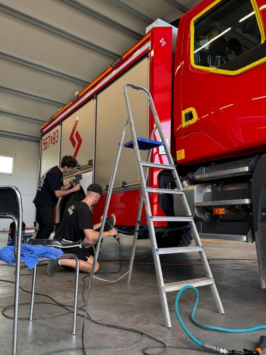 Zdjęcie w galerii na portalu naszraciborz.pl: Lokalne firmy z wielkim sercem - darmowa odnowa lakieru wozu strażackiego OSP Budziska wiadomości z regionu