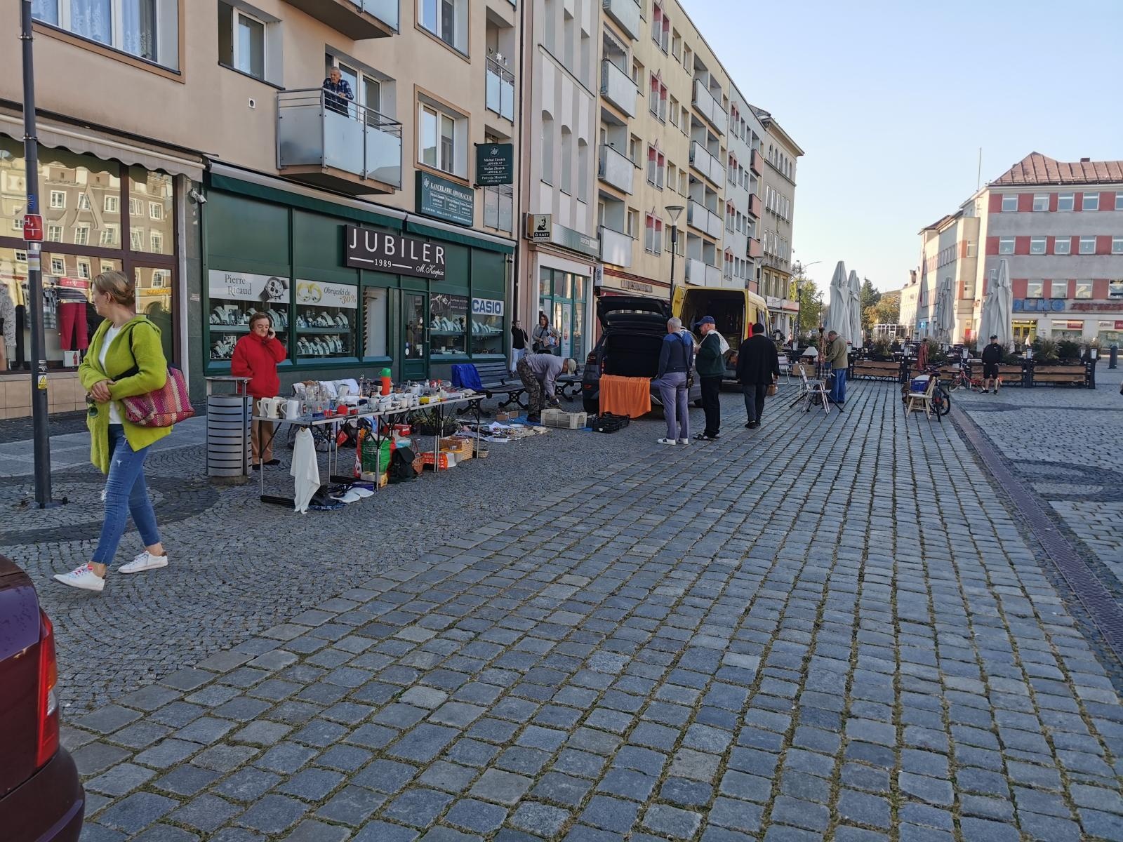 Zdjęcie w galerii na portalu naszraciborz.pl: Raciborski targ staroci: kontrowersje wokół miejsca dla sprzedawców wiadomości z regionu