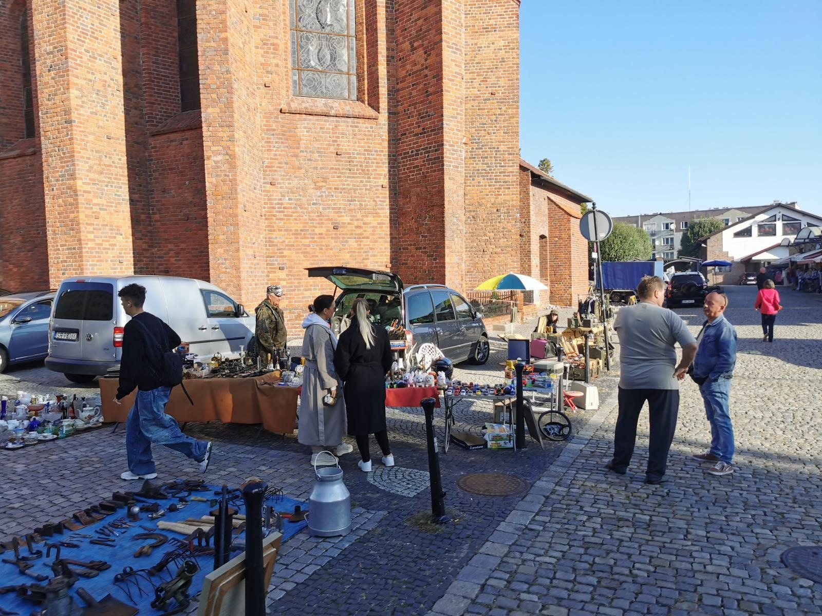 Zdjęcie w galerii na portalu naszraciborz.pl: Raciborski targ staroci: kontrowersje wokół miejsca dla sprzedawców wiadomości z regionu