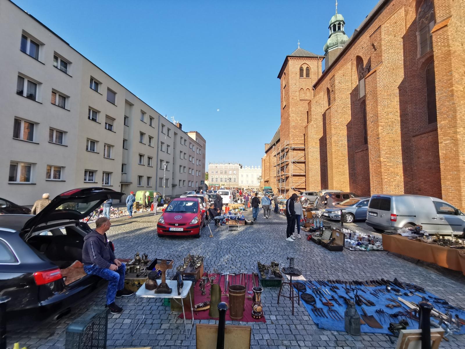 Zdjęcie w galerii na portalu naszraciborz.pl: Raciborski targ staroci: kontrowersje wokół miejsca dla sprzedawców wiadomości z regionu