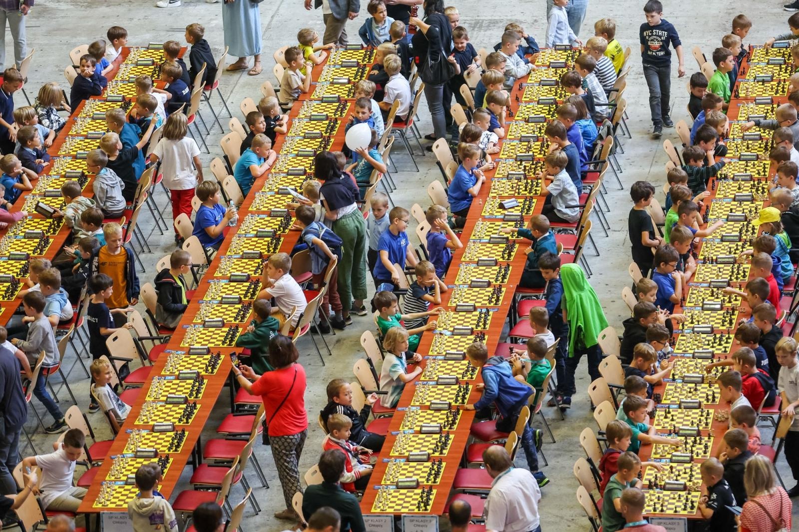 Zdjęcie w galerii na portalu naszraciborz.pl: Tłumy młodych szachistów znów zawładną Spodkiem! Święto szachów w legendarnej hali wiadomości z regionu