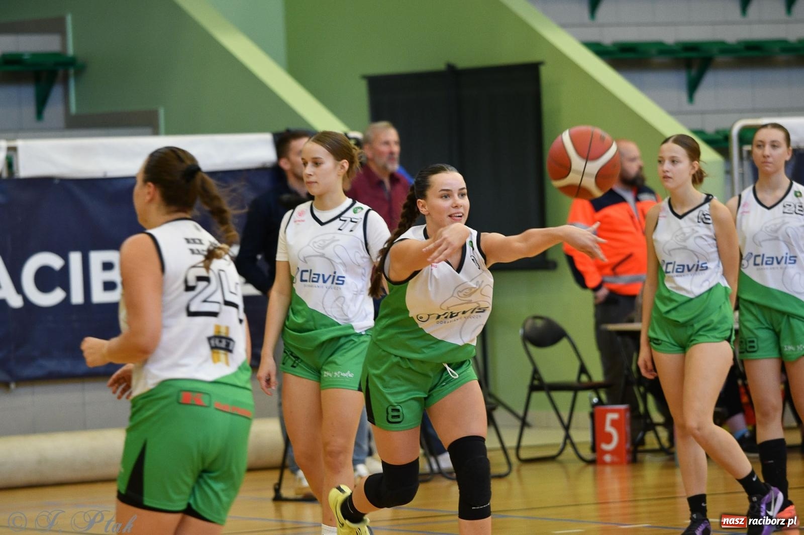 Zdjęcie w galerii na portalu naszraciborz.pl: Koszykówka. Porażka RKK AZS Racibórz na inaugurację sezonu [FOTO i WIDEO] wiadomości z regionu