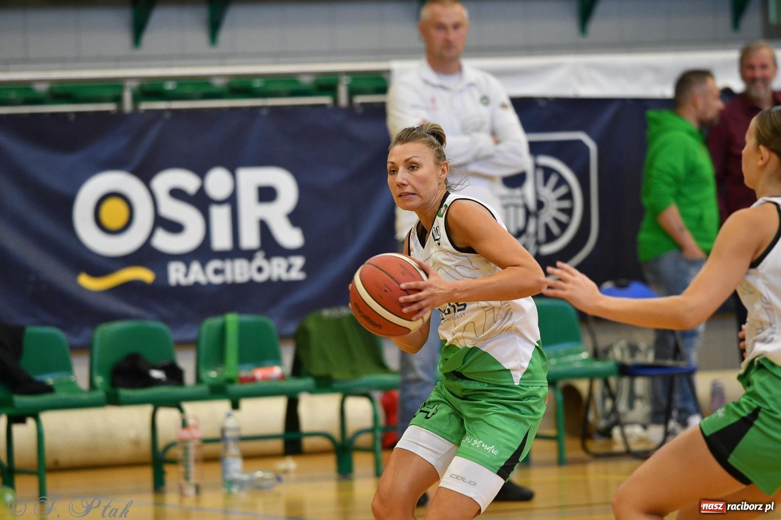 Zdjęcie w galerii na portalu naszraciborz.pl: Koszykówka. Porażka RKK AZS Racibórz na inaugurację sezonu [FOTO i WIDEO] wiadomości z regionu