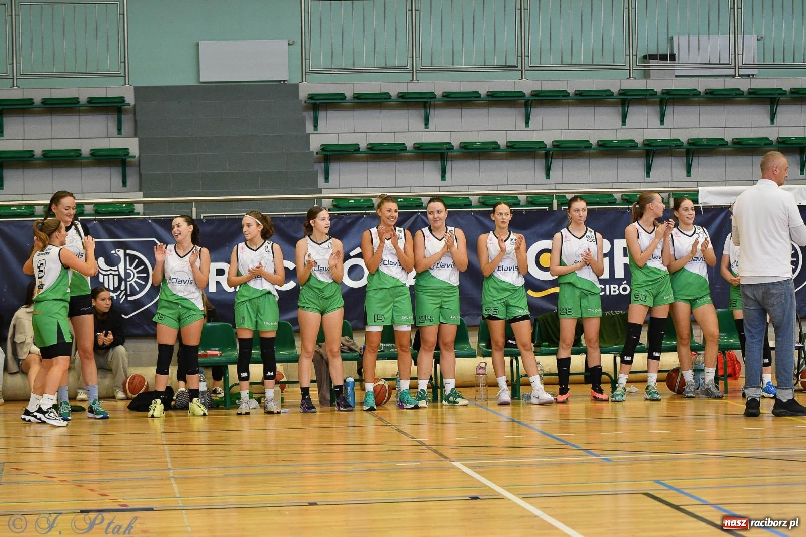 Zdjęcie w galerii na portalu naszraciborz.pl: Koszykówka. Porażka RKK AZS Racibórz na inaugurację sezonu [FOTO i WIDEO] wiadomości z regionu