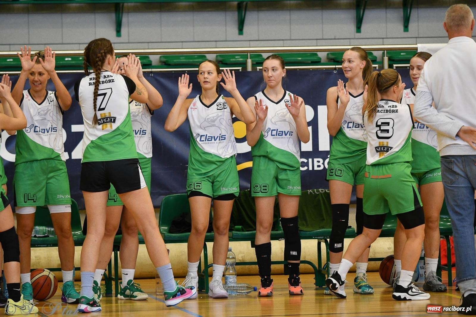 Zdjęcie w galerii na portalu naszraciborz.pl: Koszykówka. Porażka RKK AZS Racibórz na inaugurację sezonu [FOTO i WIDEO] wiadomości z regionu