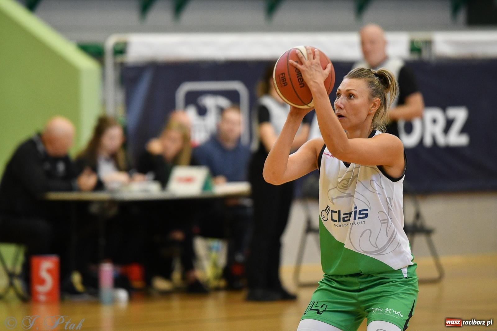 Zdjęcie w galerii na portalu naszraciborz.pl: Koszykówka. Porażka RKK AZS Racibórz na inaugurację sezonu [FOTO i WIDEO] wiadomości z regionu