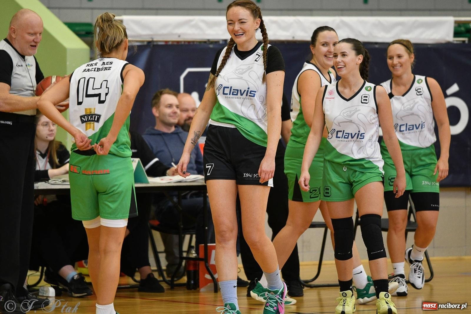 Zdjęcie w galerii na portalu naszraciborz.pl: Koszykówka. Porażka RKK AZS Racibórz na inaugurację sezonu [FOTO i WIDEO] wiadomości z regionu