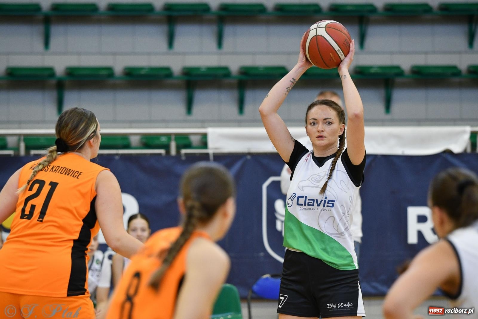 Zdjęcie w galerii na portalu naszraciborz.pl: Koszykówka. Porażka RKK AZS Racibórz na inaugurację sezonu [FOTO i WIDEO] wiadomości z regionu