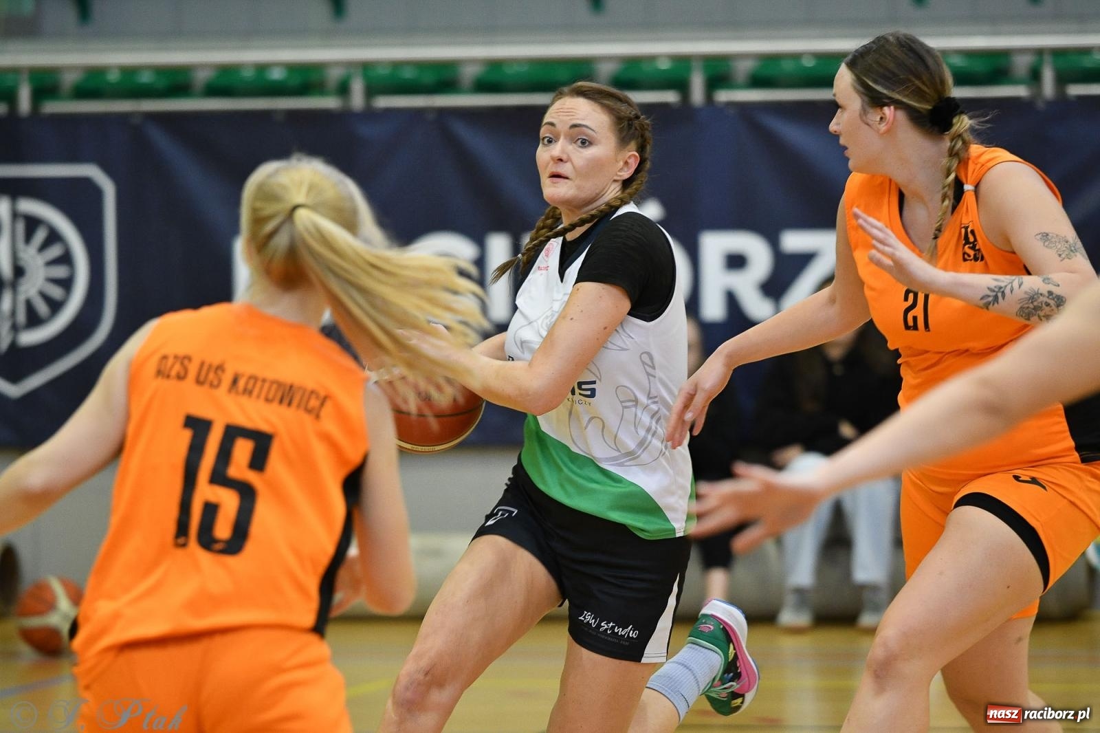 Zdjęcie w galerii na portalu naszraciborz.pl: Koszykówka. Porażka RKK AZS Racibórz na inaugurację sezonu [FOTO i WIDEO] wiadomości z regionu