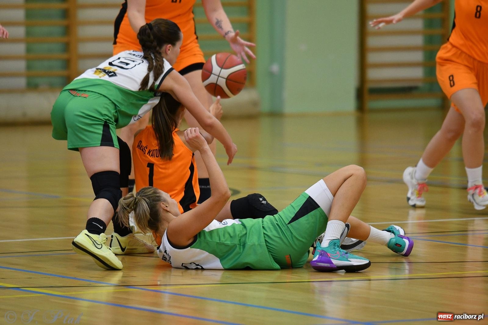Zdjęcie w galerii na portalu naszraciborz.pl: Koszykówka. Porażka RKK AZS Racibórz na inaugurację sezonu [FOTO i WIDEO] wiadomości z regionu