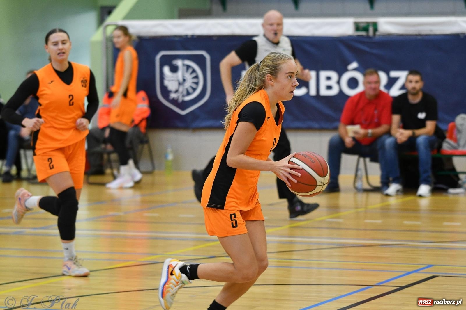 Zdjęcie w galerii na portalu naszraciborz.pl: Koszykówka. Porażka RKK AZS Racibórz na inaugurację sezonu [FOTO i WIDEO] wiadomości z regionu