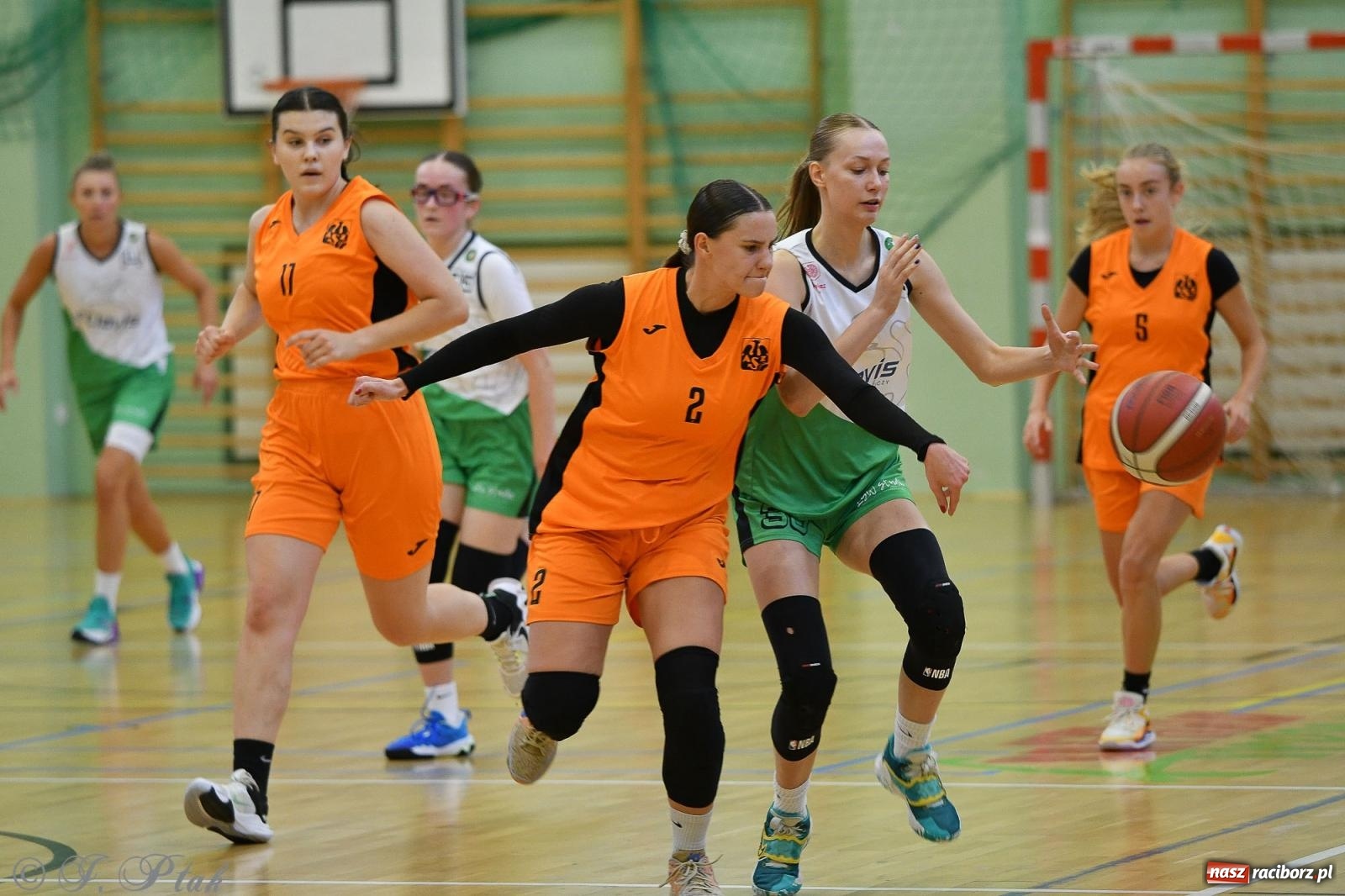 Zdjęcie w galerii na portalu naszraciborz.pl: Koszykówka. Porażka RKK AZS Racibórz na inaugurację sezonu [FOTO i WIDEO] wiadomości z regionu