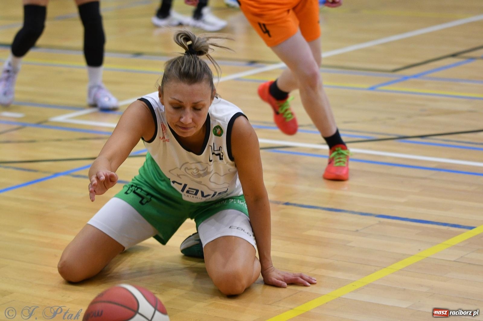 Zdjęcie w galerii na portalu naszraciborz.pl: Koszykówka. Porażka RKK AZS Racibórz na inaugurację sezonu [FOTO i WIDEO] wiadomości z regionu