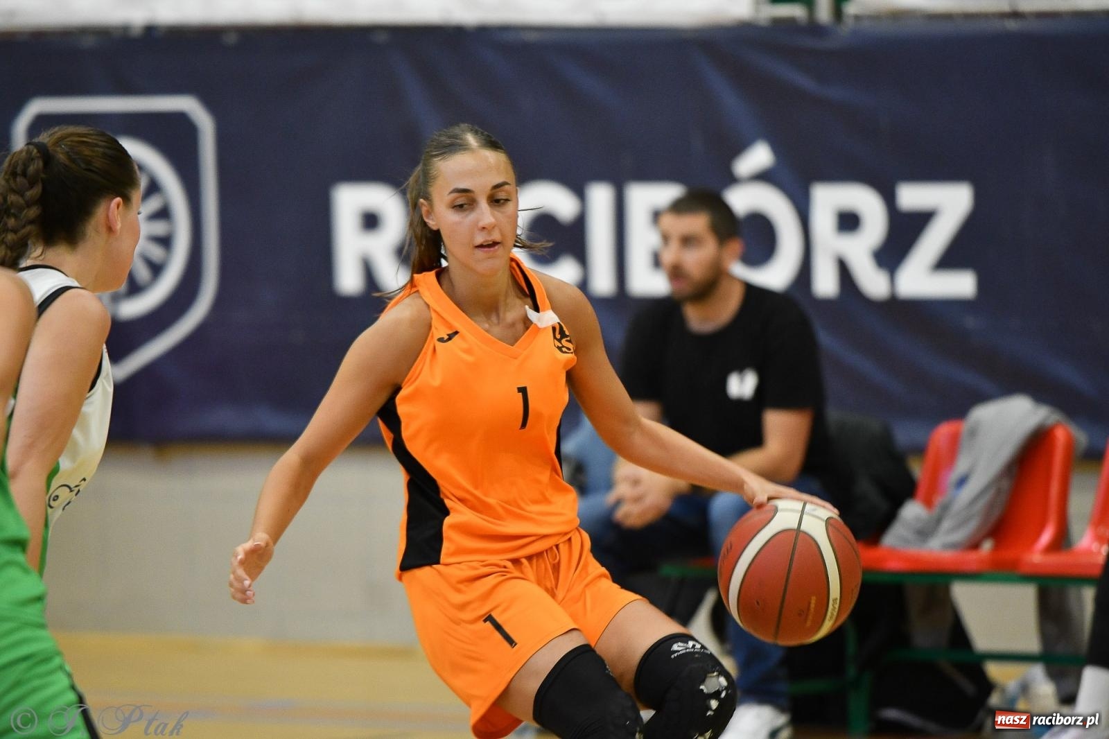 Zdjęcie w galerii na portalu naszraciborz.pl: Koszykówka. Porażka RKK AZS Racibórz na inaugurację sezonu [FOTO i WIDEO] wiadomości z regionu