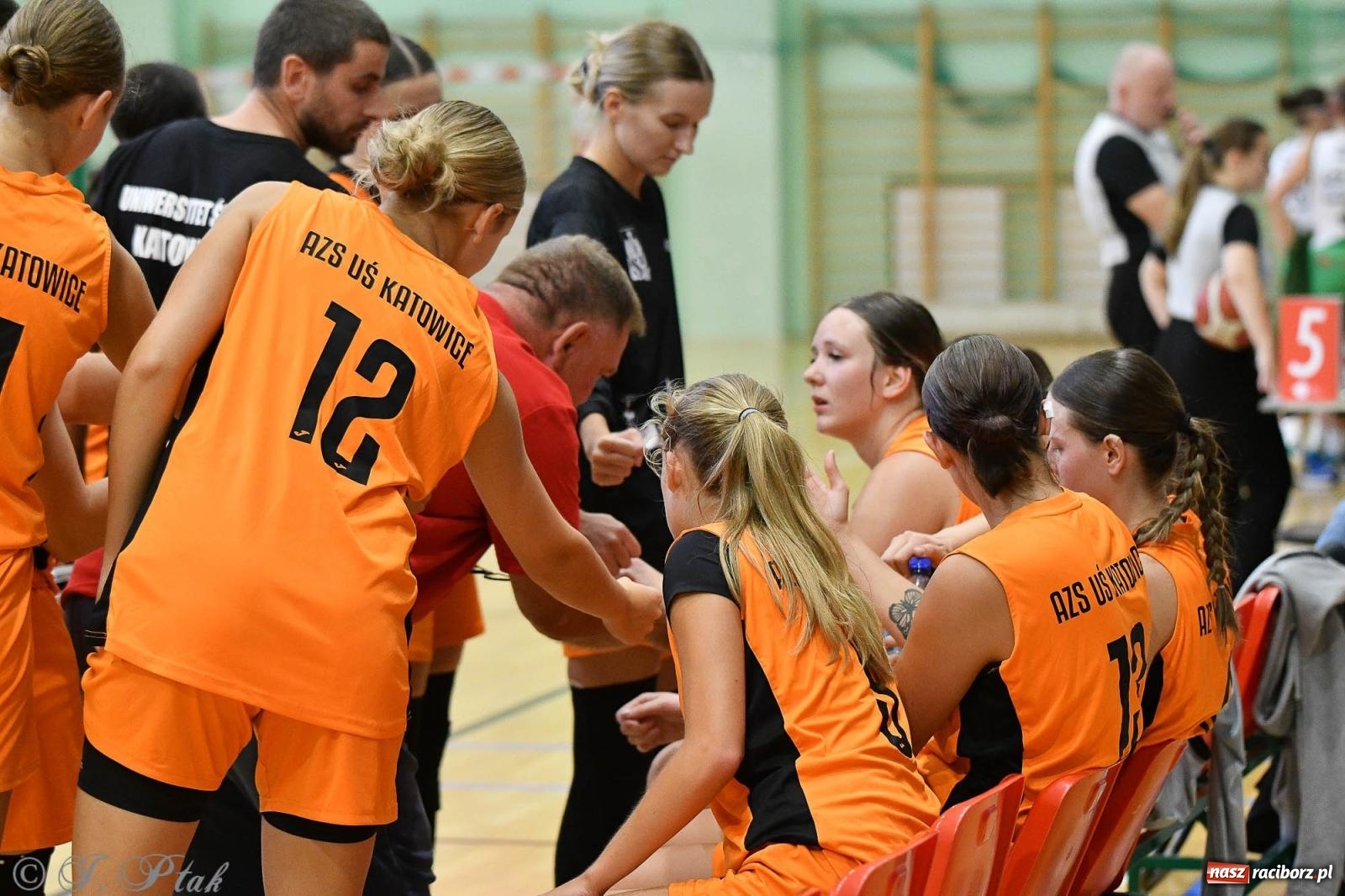 Zdjęcie w galerii na portalu naszraciborz.pl: Koszykówka. Porażka RKK AZS Racibórz na inaugurację sezonu [FOTO i WIDEO] wiadomości z regionu