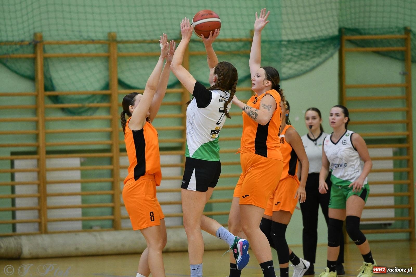 Zdjęcie w galerii na portalu naszraciborz.pl: Koszykówka. Porażka RKK AZS Racibórz na inaugurację sezonu [FOTO i WIDEO] wiadomości z regionu