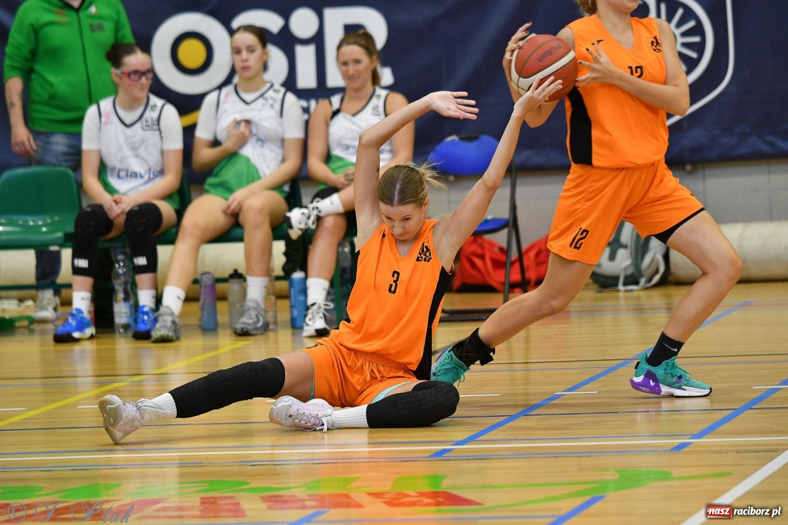 Zdjęcie w galerii na portalu naszraciborz.pl: Koszykówka. Porażka RKK AZS Racibórz na inaugurację sezonu [FOTO i WIDEO] wiadomości z regionu