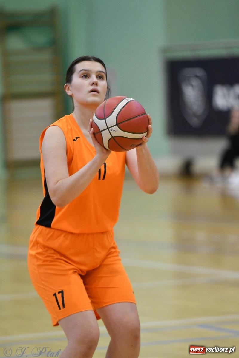 Zdjęcie w galerii na portalu naszraciborz.pl: Koszykówka. Porażka RKK AZS Racibórz na inaugurację sezonu [FOTO i WIDEO] wiadomości z regionu