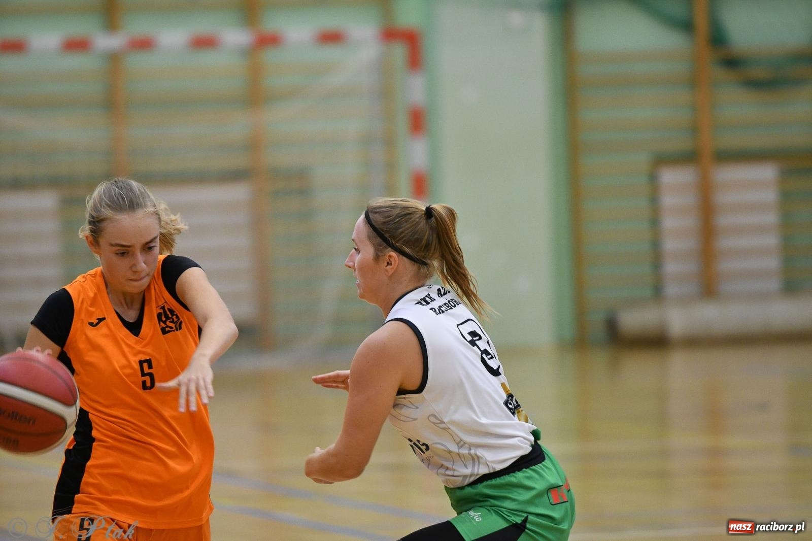 Zdjęcie w galerii na portalu naszraciborz.pl: Koszykówka. Porażka RKK AZS Racibórz na inaugurację sezonu [FOTO i WIDEO] wiadomości z regionu