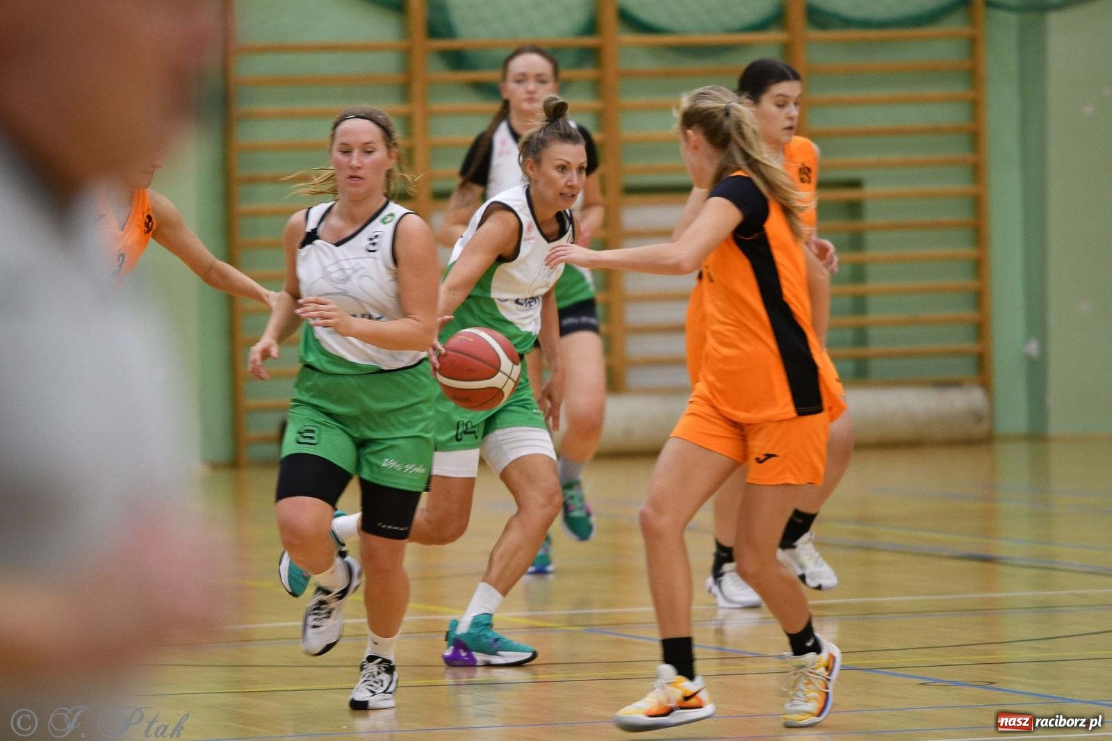 Zdjęcie w galerii na portalu naszraciborz.pl: Koszykówka. Porażka RKK AZS Racibórz na inaugurację sezonu [FOTO i WIDEO] wiadomości z regionu