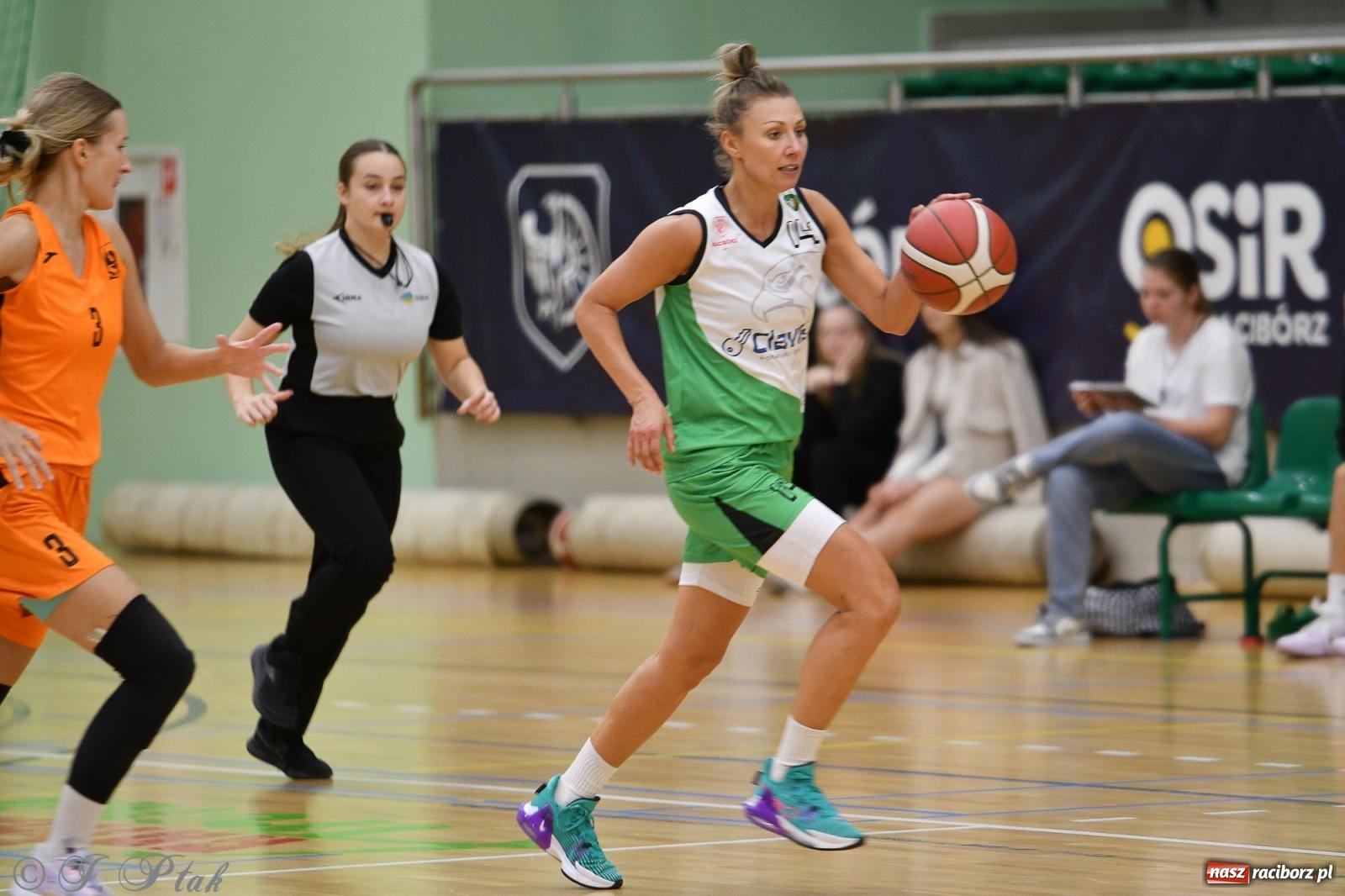 Zdjęcie w galerii na portalu naszraciborz.pl: Koszykówka. Porażka RKK AZS Racibórz na inaugurację sezonu [FOTO i WIDEO] wiadomości z regionu