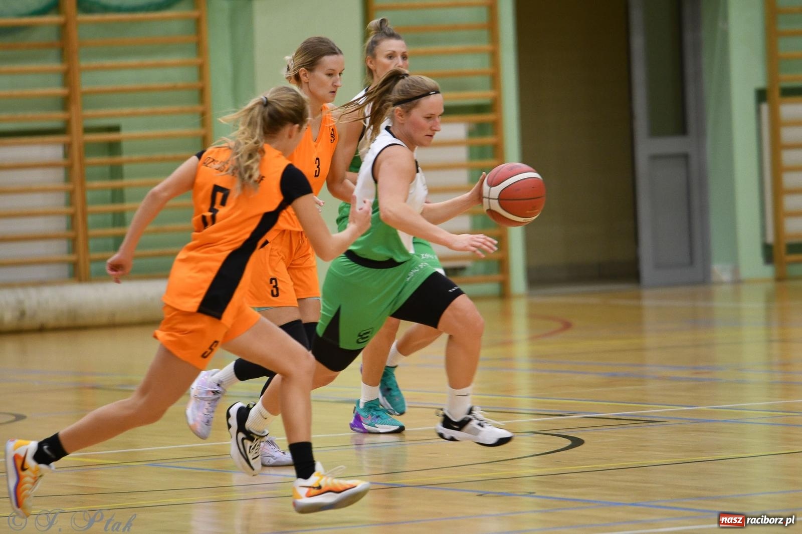 Zdjęcie w galerii na portalu naszraciborz.pl: Koszykówka. Porażka RKK AZS Racibórz na inaugurację sezonu [FOTO i WIDEO] wiadomości z regionu