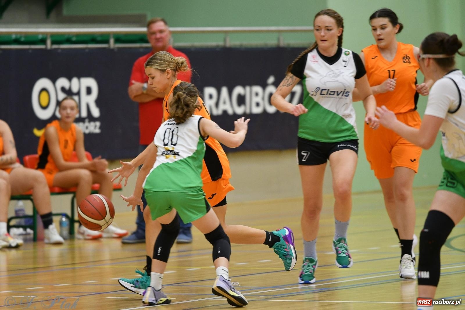 Zdjęcie w galerii na portalu naszraciborz.pl: Koszykówka. Porażka RKK AZS Racibórz na inaugurację sezonu [FOTO i WIDEO] wiadomości z regionu