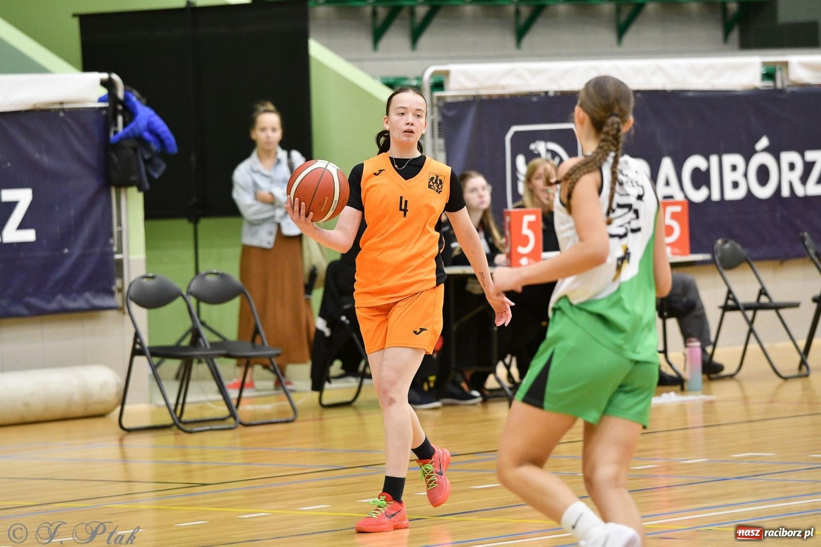 Zdjęcie w galerii na portalu naszraciborz.pl: Koszykówka. Porażka RKK AZS Racibórz na inaugurację sezonu [FOTO i WIDEO] wiadomości z regionu