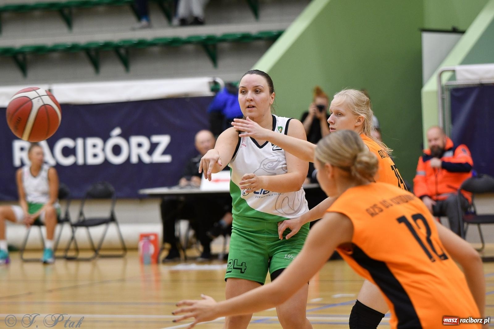 Zdjęcie w galerii na portalu naszraciborz.pl: Koszykówka. Porażka RKK AZS Racibórz na inaugurację sezonu [FOTO i WIDEO] wiadomości z regionu