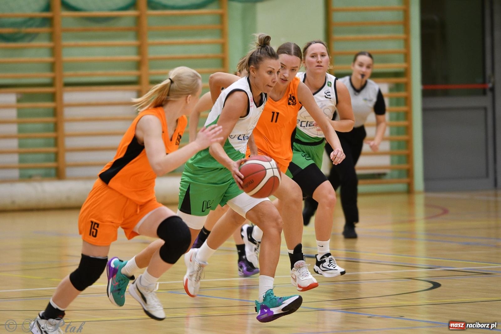 Zdjęcie w galerii na portalu naszraciborz.pl: Koszykówka. Porażka RKK AZS Racibórz na inaugurację sezonu [FOTO i WIDEO] wiadomości z regionu