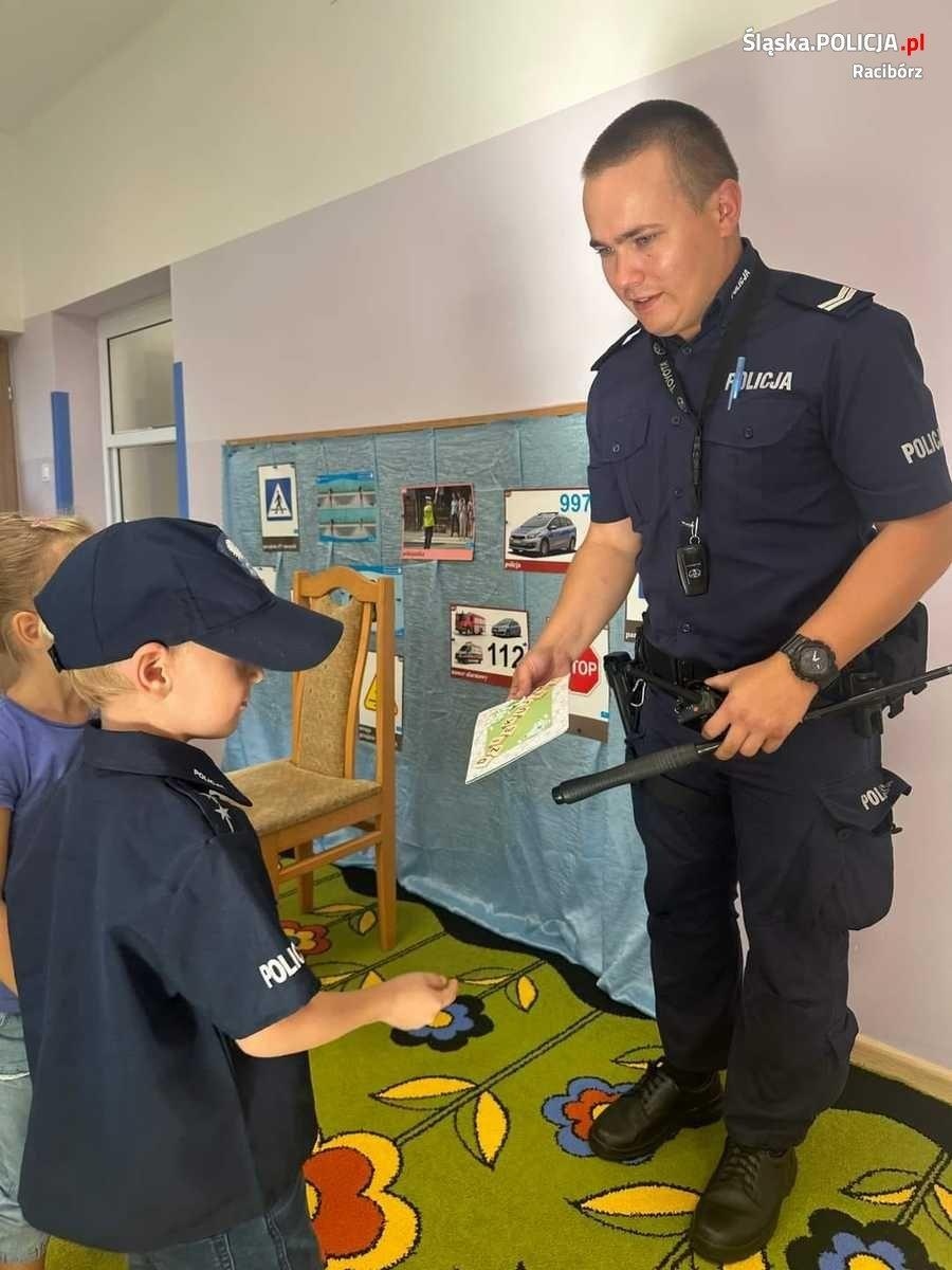 Zdjęcie w galerii na portalu naszraciborz.pl: Dzielnicowi o bezpieczeństwie. Policyjne wizyty w Zabełkowie i Pietrowicach Wielkich wiadomości z regionu