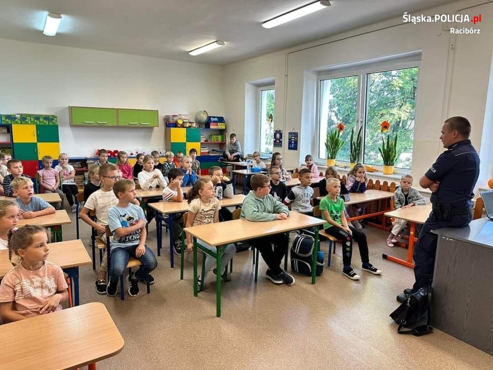 Zdjęcie w galerii na portalu naszraciborz.pl: Dzielnicowi o bezpieczeństwie. Policyjne wizyty w Zabełkowie i Pietrowicach Wielkich wiadomości z regionu