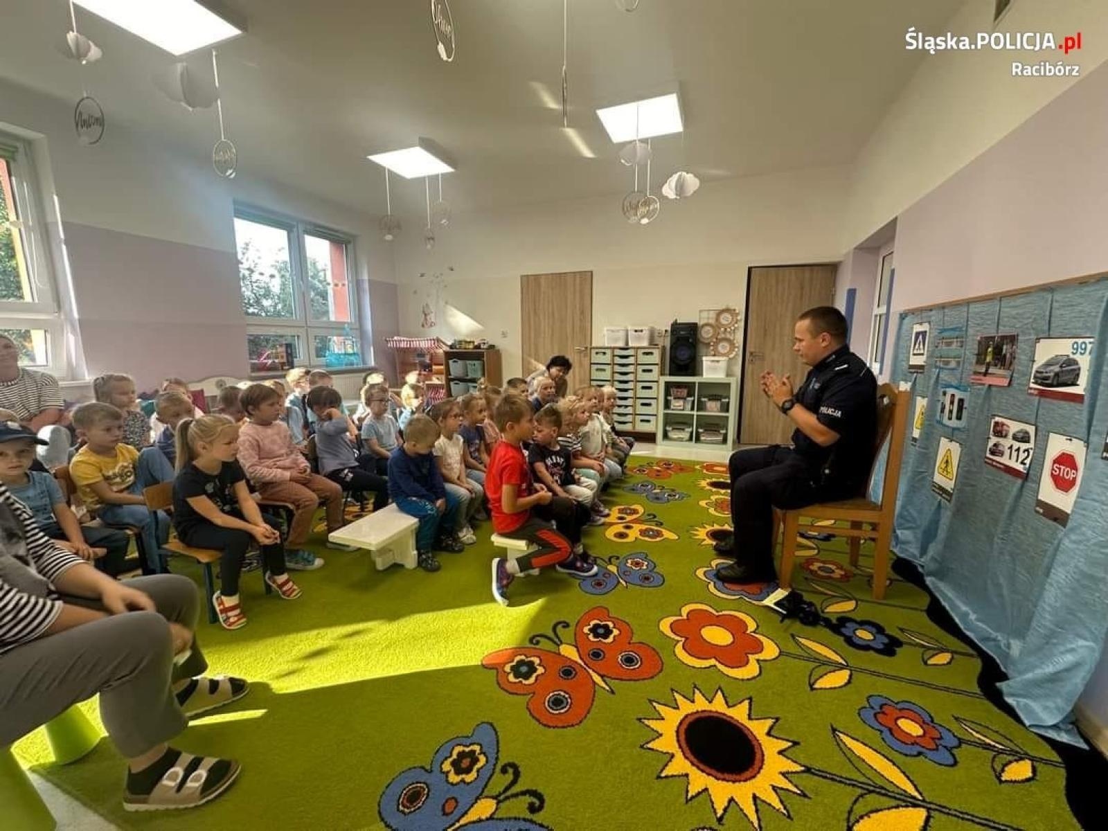 Zdjęcie w galerii na portalu naszraciborz.pl: Dzielnicowi o bezpieczeństwie. Policyjne wizyty w Zabełkowie i Pietrowicach Wielkich wiadomości z regionu