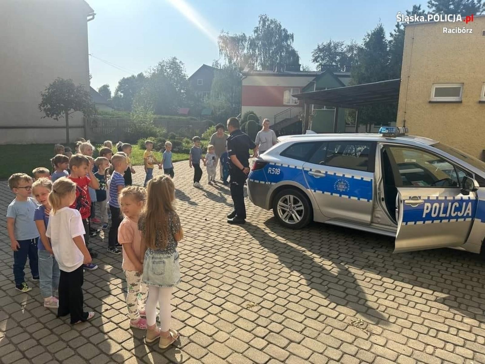 Zdjęcie w galerii na portalu naszraciborz.pl: Dzielnicowi o bezpieczeństwie. Policyjne wizyty w Zabełkowie i Pietrowicach Wielkich wiadomości z regionu