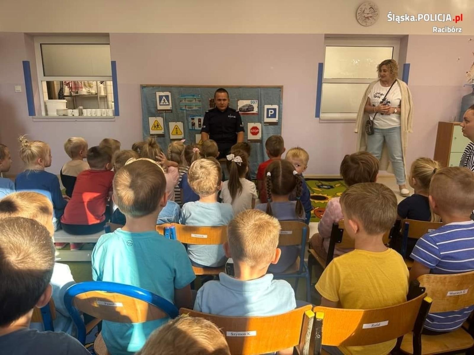 Zdjęcie w galerii na portalu naszraciborz.pl: Dzielnicowi o bezpieczeństwie. Policyjne wizyty w Zabełkowie i Pietrowicach Wielkich wiadomości z regionu