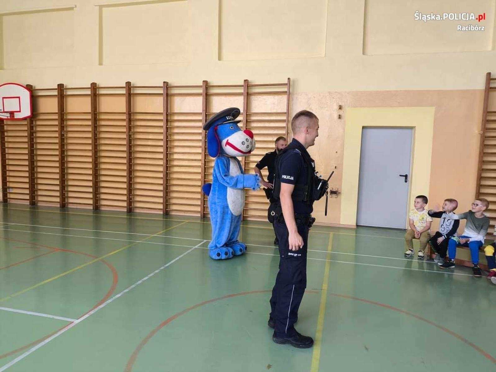 Zdjęcie w galerii na portalu naszraciborz.pl: Dzielnicowi o bezpieczeństwie. Policyjne wizyty w Zabełkowie i Pietrowicach Wielkich wiadomości z regionu