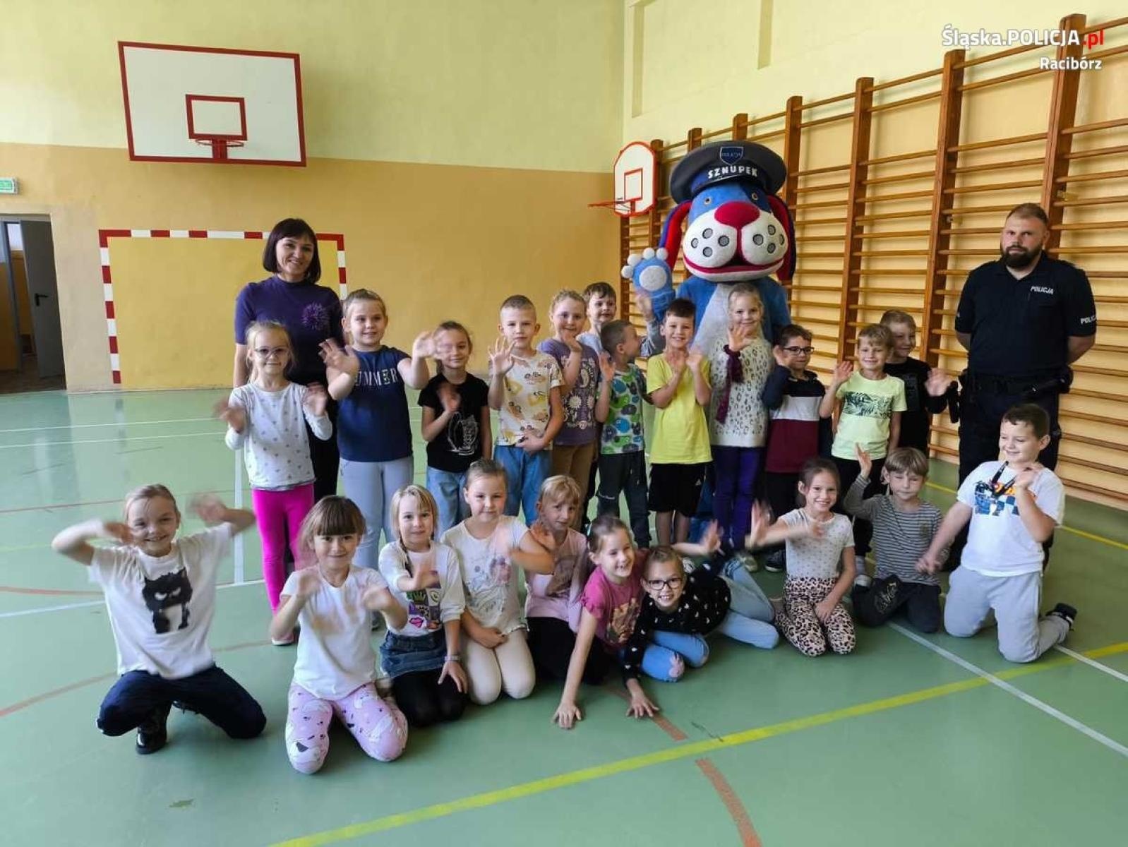 Zdjęcie w galerii na portalu naszraciborz.pl: Dzielnicowi o bezpieczeństwie. Policyjne wizyty w Zabełkowie i Pietrowicach Wielkich wiadomości z regionu