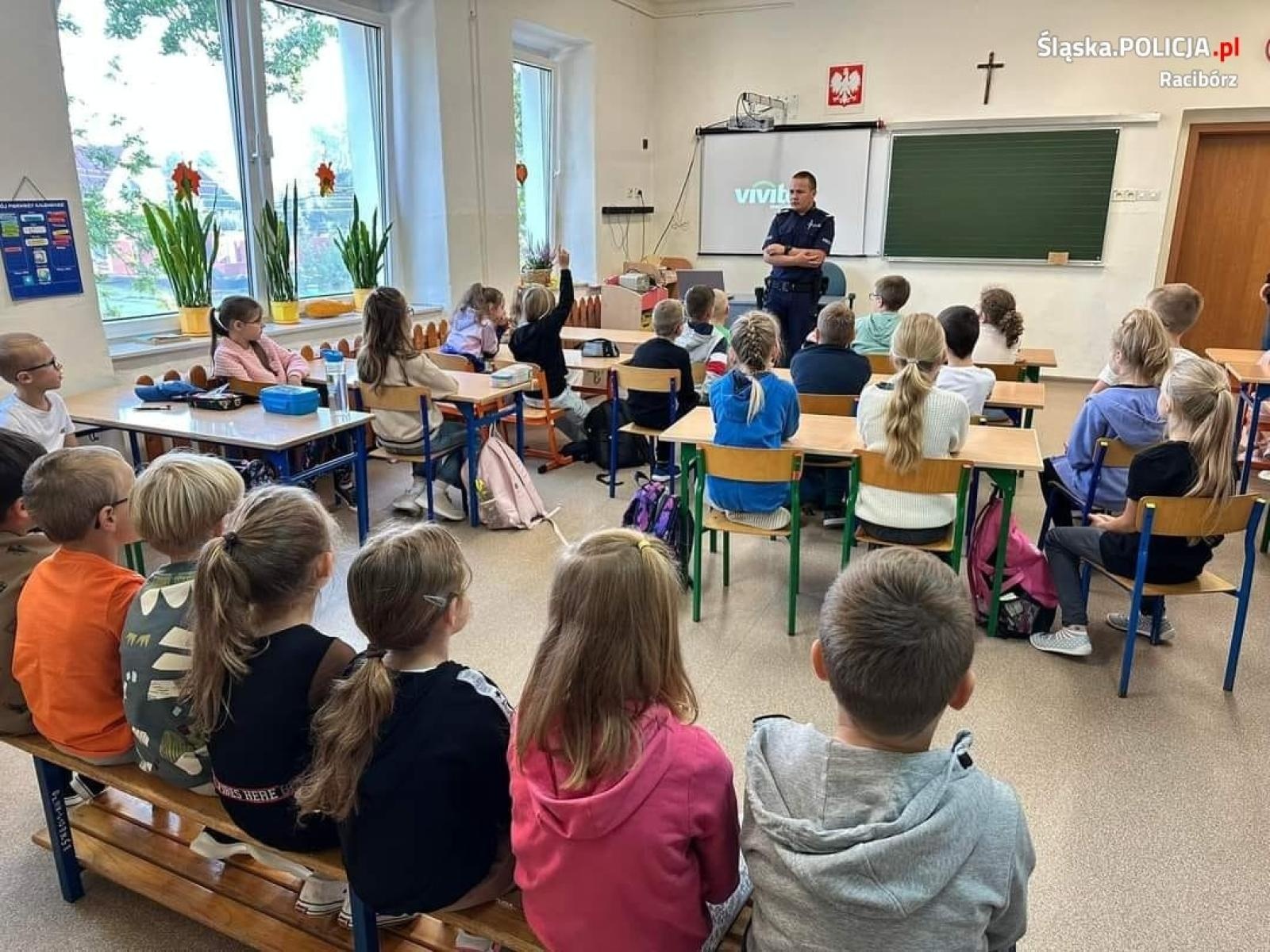 Zdjęcie w galerii na portalu naszraciborz.pl: Dzielnicowi o bezpieczeństwie. Policyjne wizyty w Zabełkowie i Pietrowicach Wielkich wiadomości z regionu