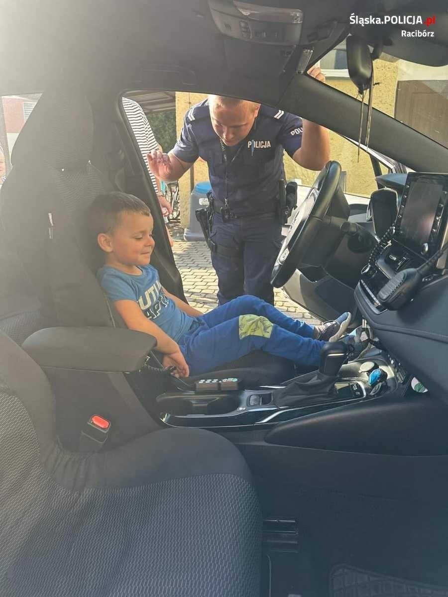 Zdjęcie w galerii na portalu naszraciborz.pl: Dzielnicowi o bezpieczeństwie. Policyjne wizyty w Zabełkowie i Pietrowicach Wielkich wiadomości z regionu