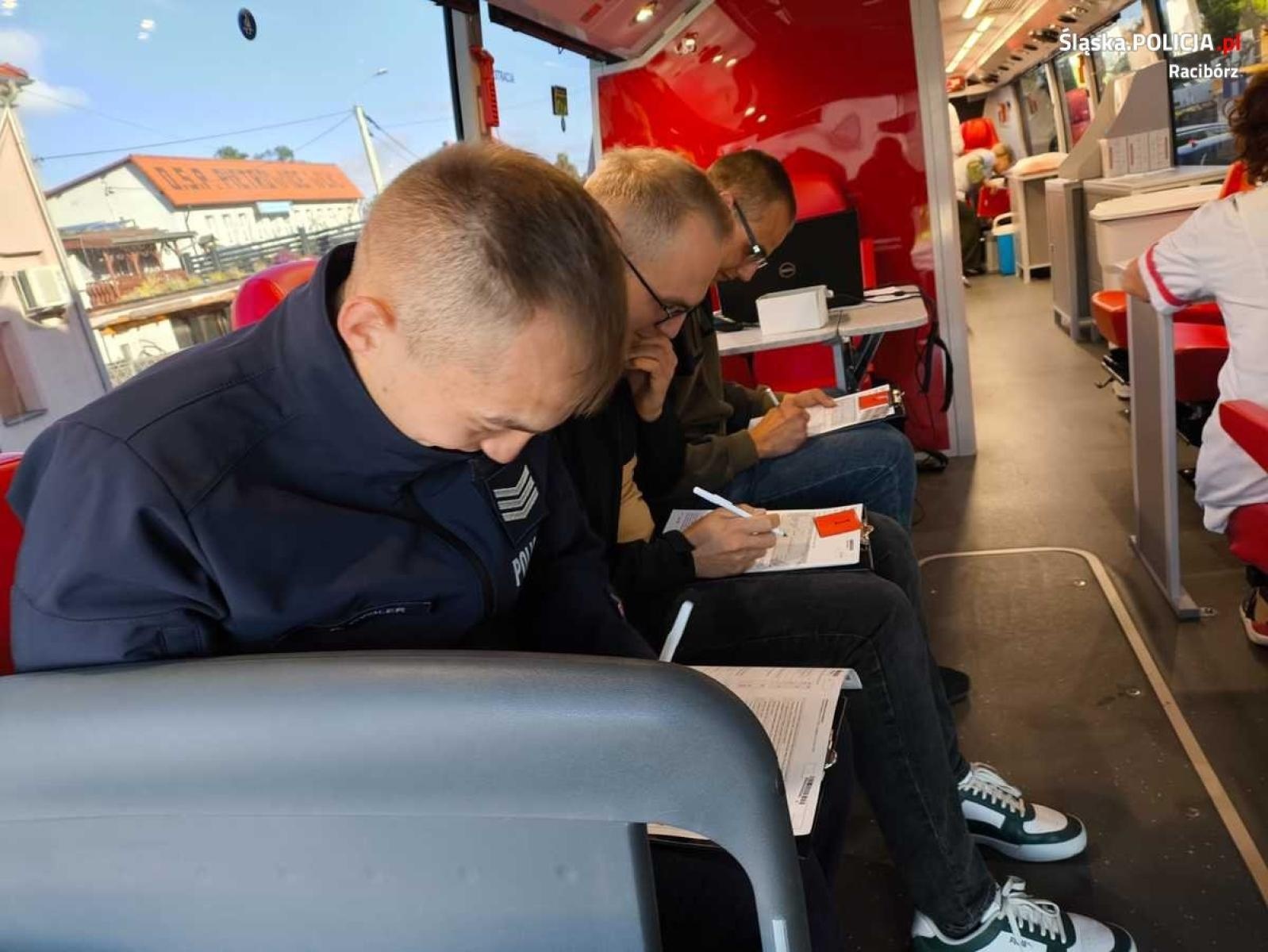 Zdjęcie w galerii na portalu naszraciborz.pl: Policjanci i strażacy oddawali krew wiadomości z regionu