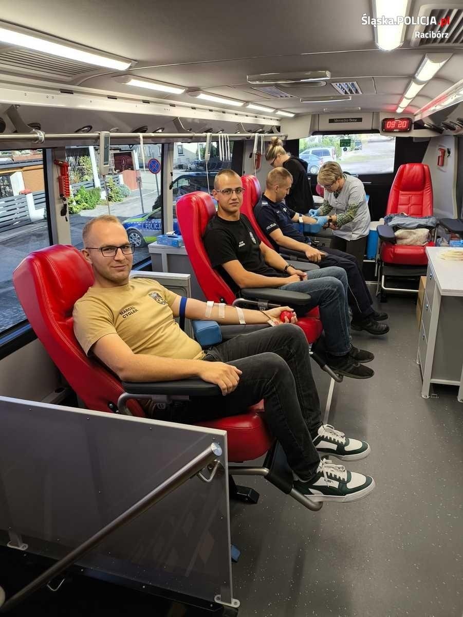 Zdjęcie w galerii na portalu naszraciborz.pl: Policjanci i strażacy oddawali krew wiadomości z regionu