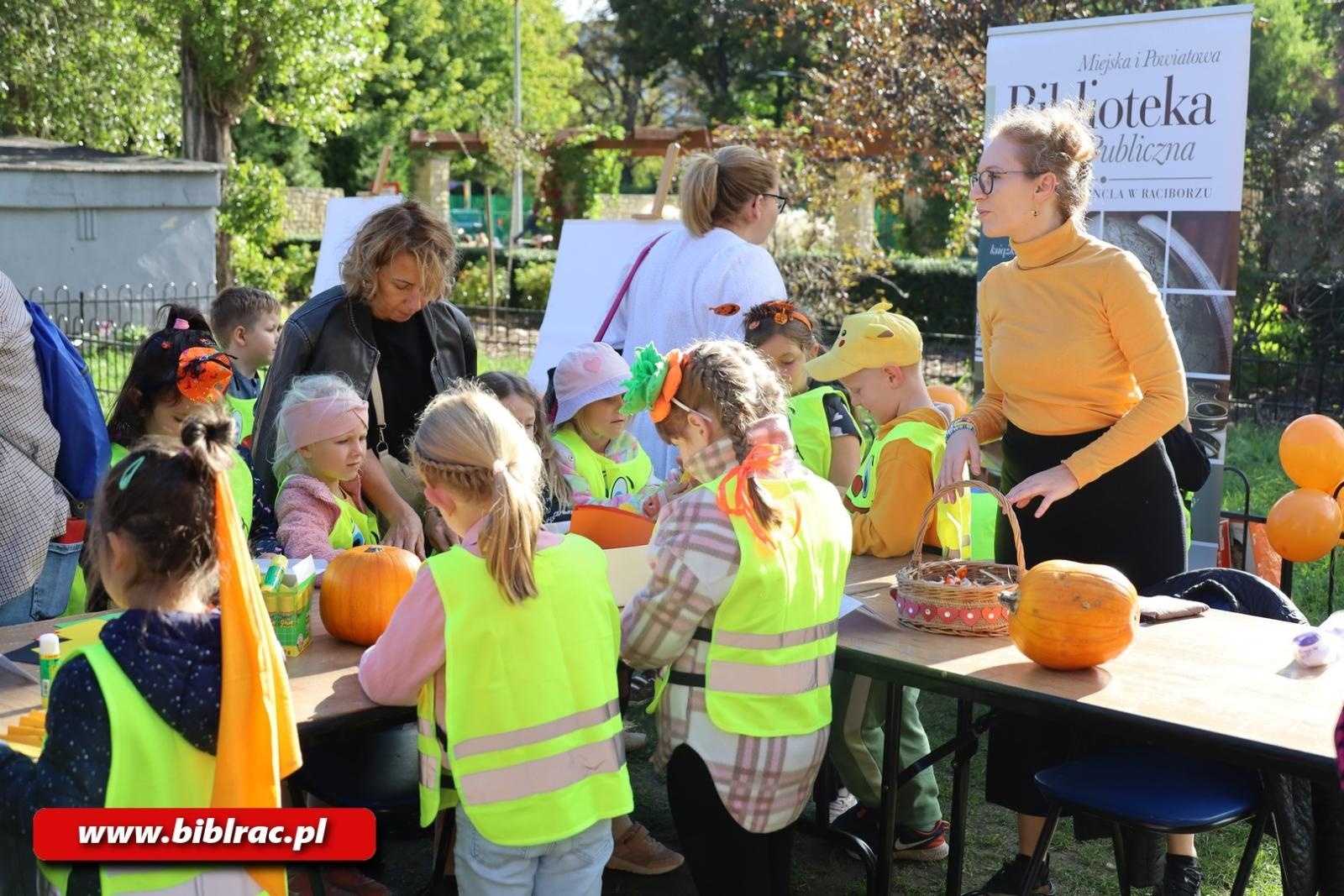 Zdjęcie w galerii na portalu naszraciborz.pl: Biblioteka na raciborskim Święcie Dyni wiadomości z regionu