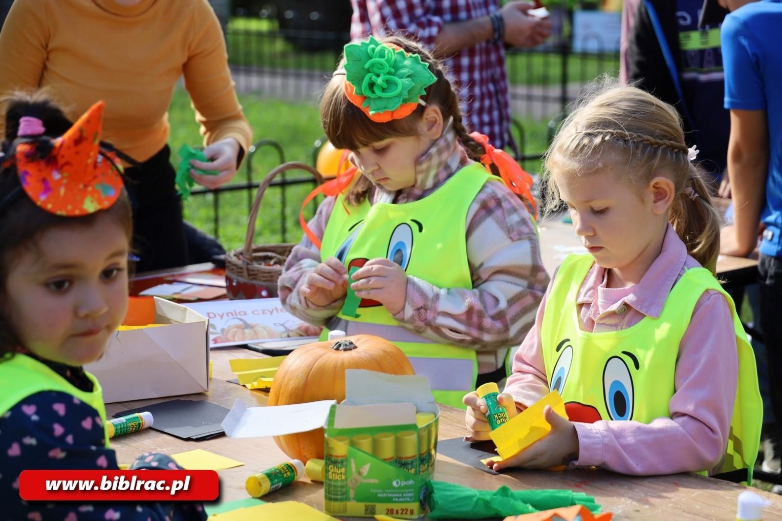 Zdjęcie w galerii na portalu naszraciborz.pl: Biblioteka na raciborskim Święcie Dyni wiadomości z regionu