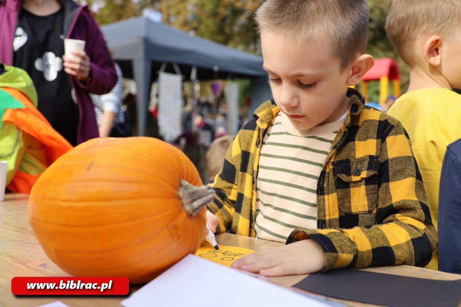 Zdjęcie w galerii na portalu naszraciborz.pl: Biblioteka na raciborskim Święcie Dyni wiadomości z regionu