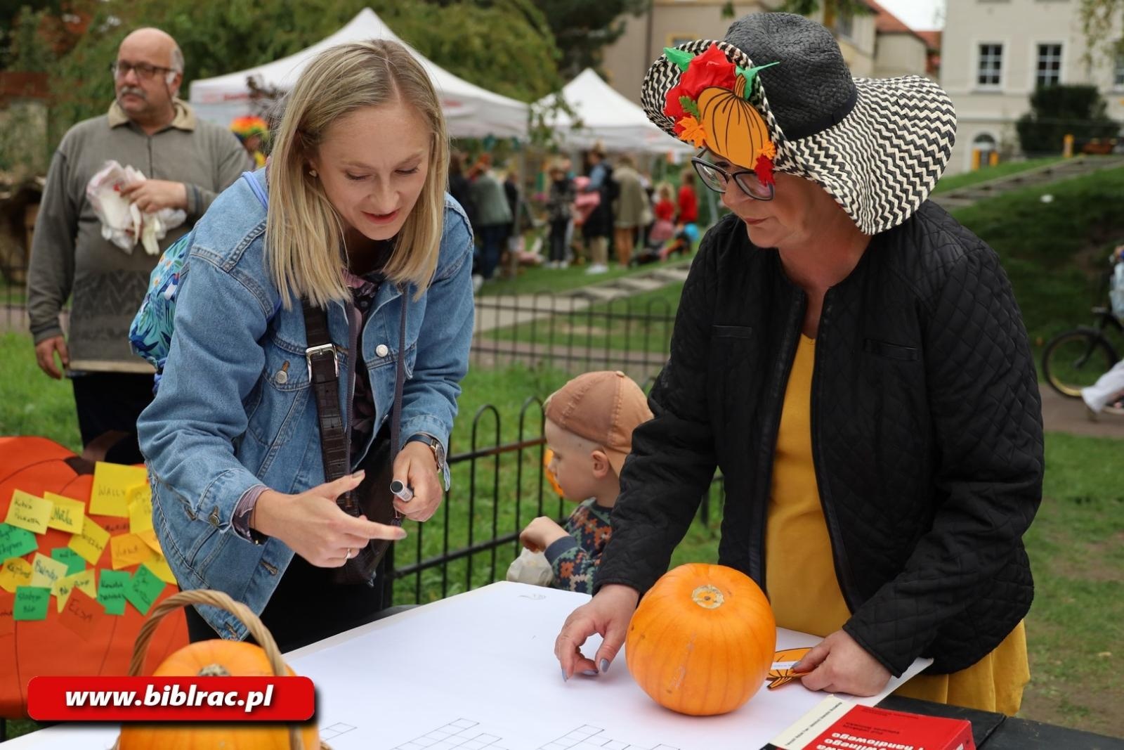 Zdjęcie w galerii na portalu naszraciborz.pl: Biblioteka na raciborskim Święcie Dyni wiadomości z regionu