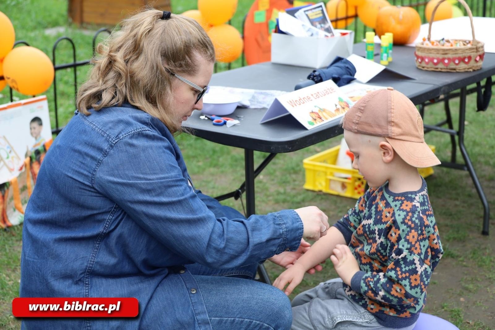 Zdjęcie w galerii na portalu naszraciborz.pl: Biblioteka na raciborskim Święcie Dyni wiadomości z regionu