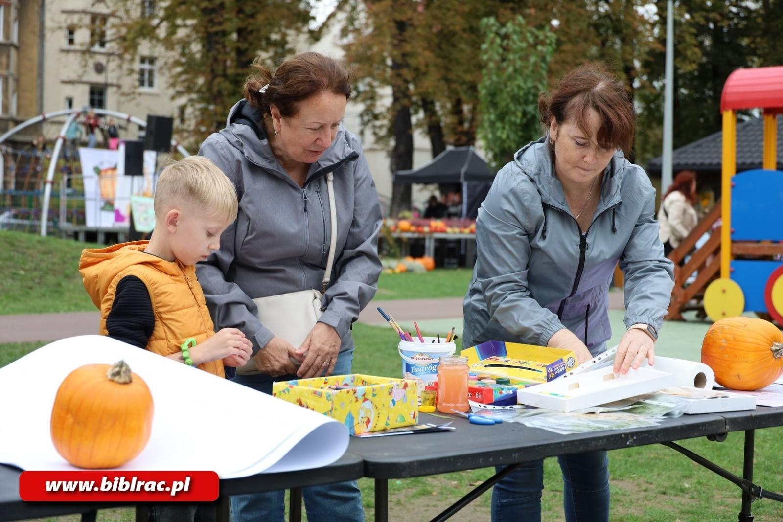 Zdjęcie w galerii na portalu naszraciborz.pl: Biblioteka na raciborskim Święcie Dyni wiadomości z regionu