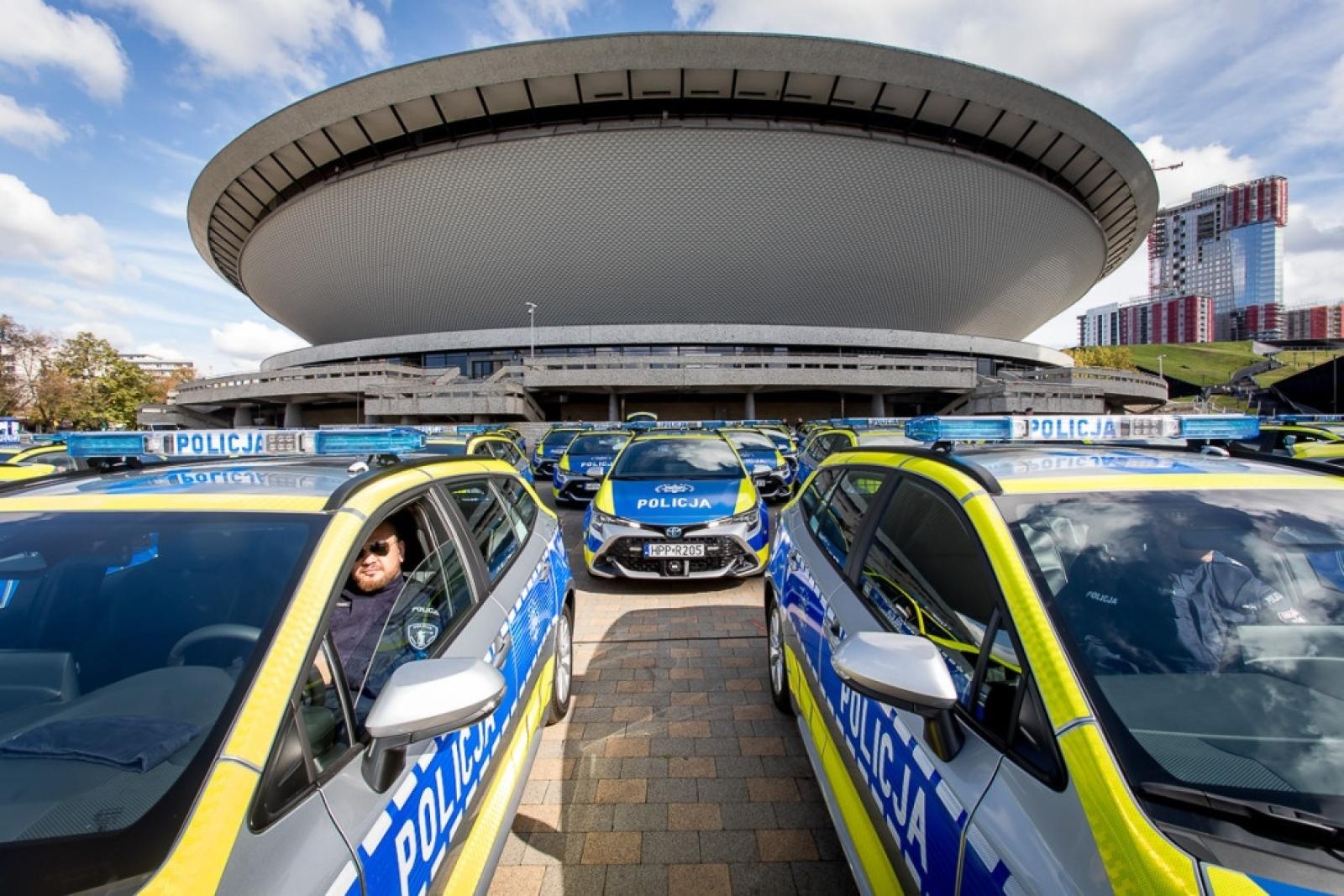 Zdjęcie w galerii na portalu naszraciborz.pl: Śląska policja dostała 85 nowych radiowozów. Trzy toyoty trafią do Raciborza wiadomości z regionu