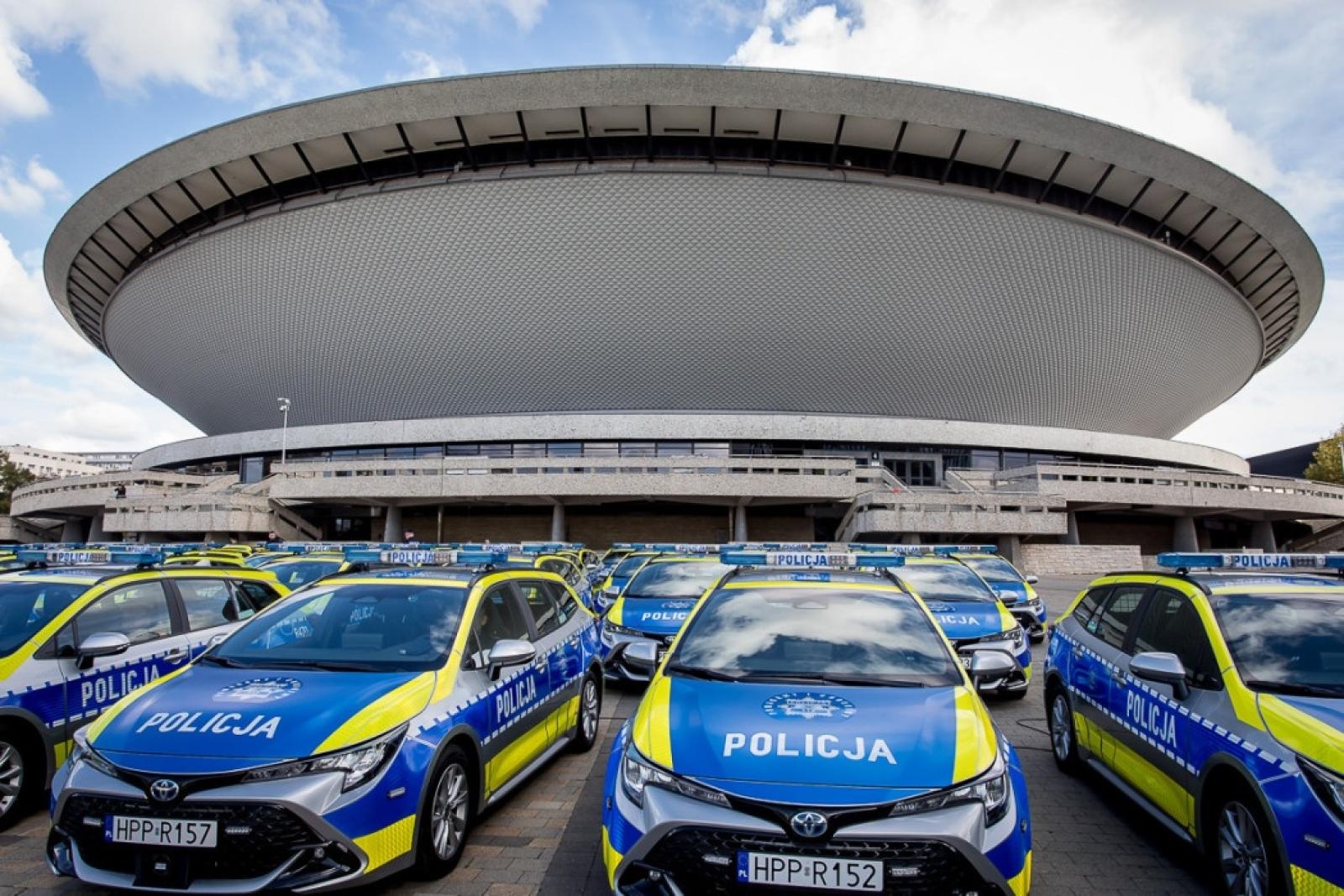 Zdjęcie w galerii na portalu naszraciborz.pl: Śląska policja dostała 85 nowych radiowozów. Trzy toyoty trafią do Raciborza wiadomości z regionu